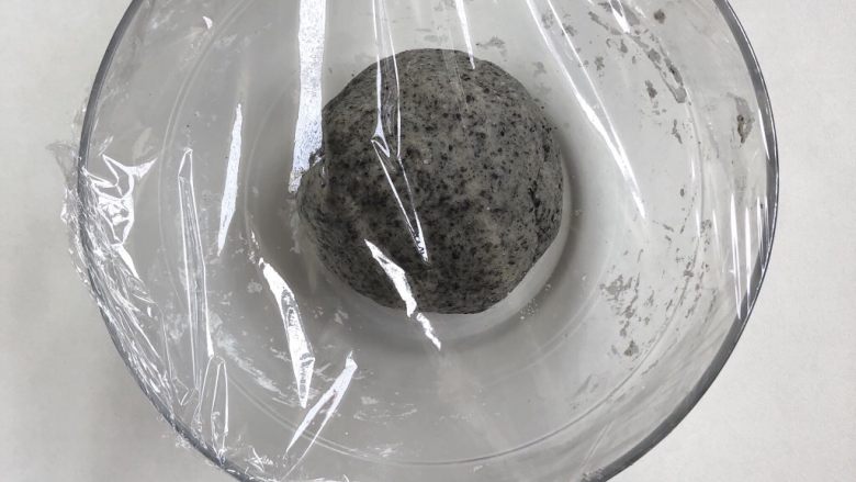 黑芝麻牛奶刀切,盖上保鲜膜,放至温暖处发酵