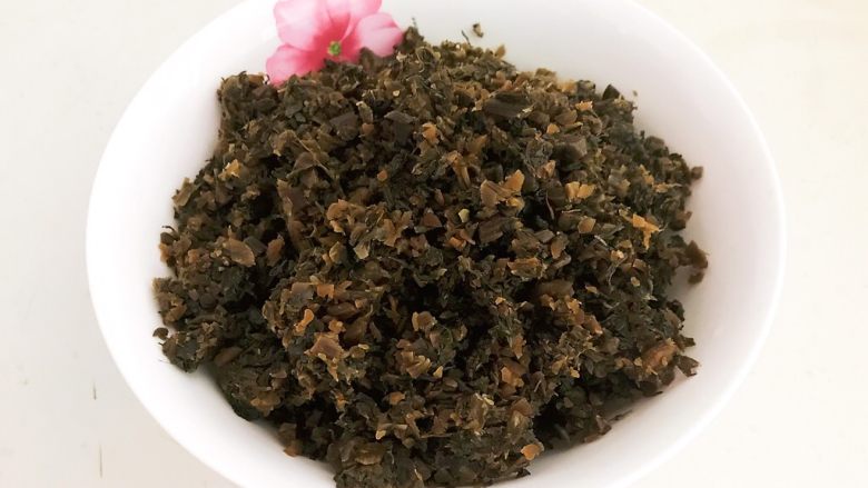 芽菜肉末粥,把清洗干净的芽菜碎沥干水份,放入盘中