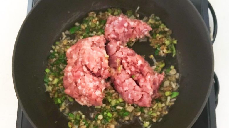 芽菜肉末粥,加入猪肉末,翻炒1分钟