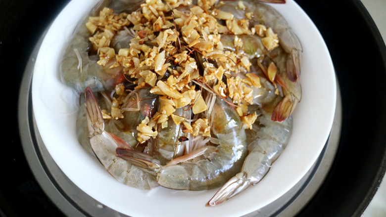 鲜美飘香的蒜蓉粉丝蒸虾,将料汁倒在虾上、放入蒸锅中,蒸10分钟。