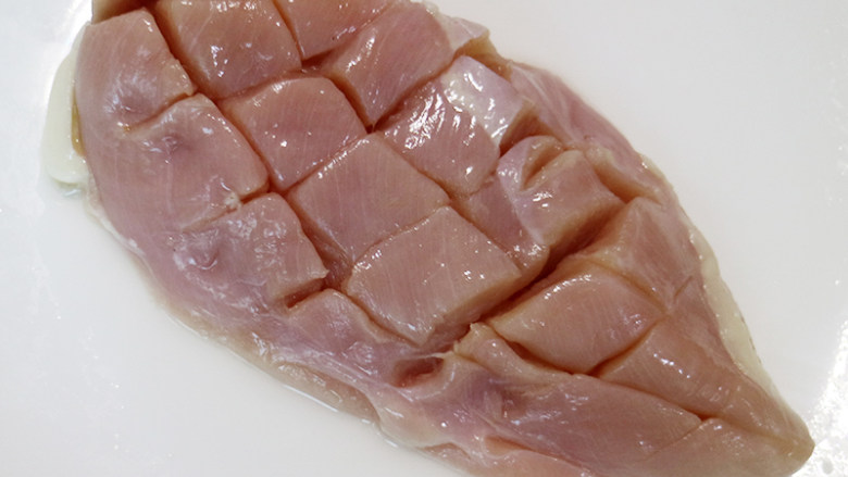 美味又减脂的缤纷鸡胸沙拉,用松肉锤把<a style='color:red;display:inline-block;' href='/shicai/ 101'>鸡胸肉</a>锤松,鸡肉表面划出花刀。