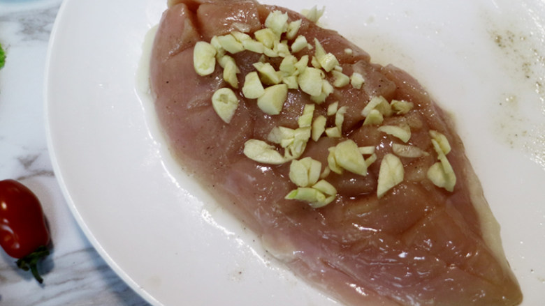 美味又减脂的缤纷鸡胸沙拉,将姜、蒜、<a style='color:red;display:inline-block;' href='/shicai/ 595'>柠檬</a>汁、盐、白胡椒、蜂蜜,散在鸡胸肉上,进行鸡肉按摩腌制20分。