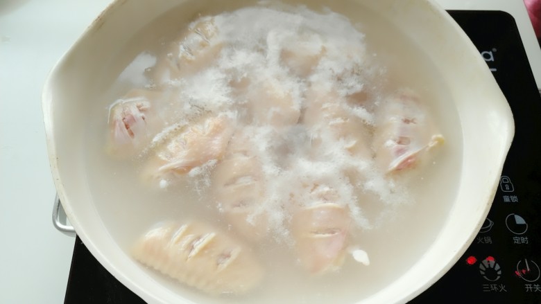 可乐鸡翅,水烧开后倒入处理好的鸡翅,煮至一分钟,撇去表面浮沫关火捞出。