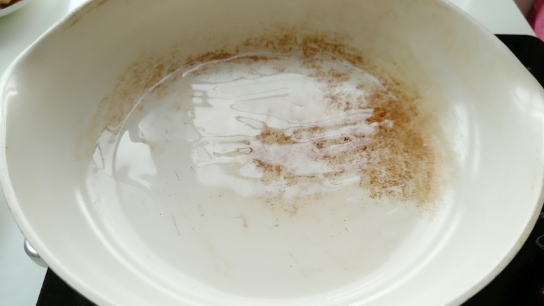 可乐鸡翅,不粘锅中倒入一点点油,倒入沥干水份的鸡翅。