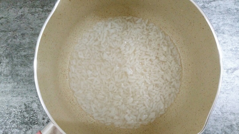 剩饭这样做,“蒸”的不一样,取30g<a style='color:red;display:inline-block;' href='/shicai/ 507'>米饭</a>,加30g清水,沸煮片刻成粥状。