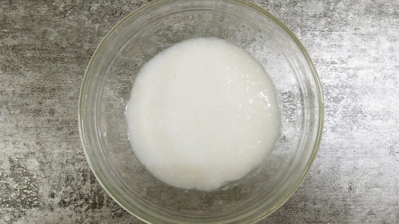 剩饭这样做,“蒸”的不一样,将粥放入料理机中,先搅打成米糊待用。