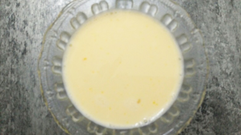 剩饭这样做,“蒸”的不一样,加入牛奶淀粉液搅拌均匀,成大米布丁液。