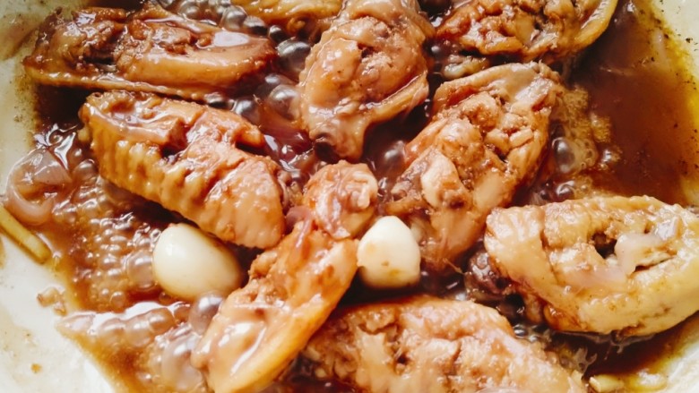 可乐鸡翅,小火慢炖,20分钟后(时间自己根据实际情况自行调整),汤汁熬至差不多时,关火,锅里留一点点汤汁。