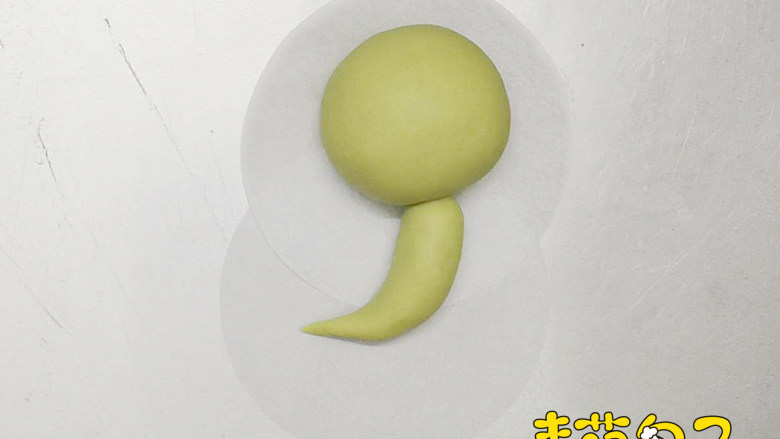 (原创)大眼萌恐龙叉烧包(侧面),10g的身体搓成双手萝卜条,一头大一头小。头大的一边跟头部粘一起。