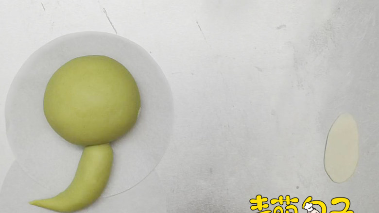 (原创)大眼萌恐龙叉烧包(侧面),一点点白色面团滚圆。擀面杖擀长扁。