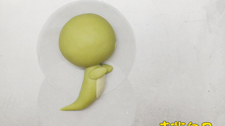 (原创)大眼萌恐龙叉烧包(侧面),再来一点,一样做法做另一个小手,贴在身体上,哈哈,这时候有点像幽灵~~