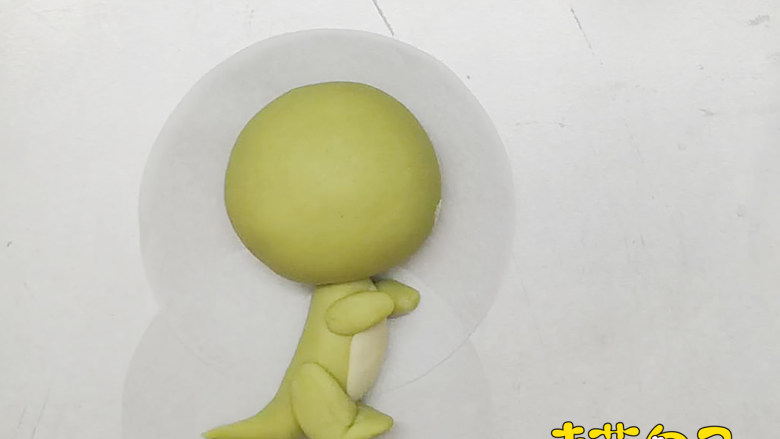 (原创)大眼萌恐龙叉烧包(侧面),比刚才多一点的面团。搓成椭圆形,然后一段往上折一下。恐龙腿贴上~~