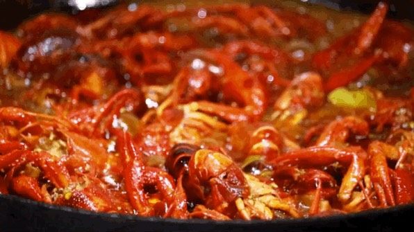 麻辣小龙虾
附:处理小龙虾超详细讲解!,用啤酒煮小龙虾,因啤酒本身的麦芽香而更具风味,而且也能去除小龙虾本身的腥味。