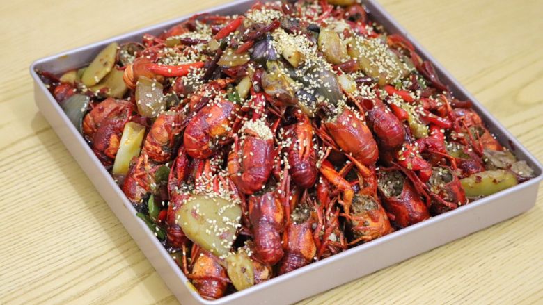 麻辣小龙虾
附:处理小龙虾超详细讲解!,
出锅后的小龙虾可以撒上一把芝麻,色香味俱全。