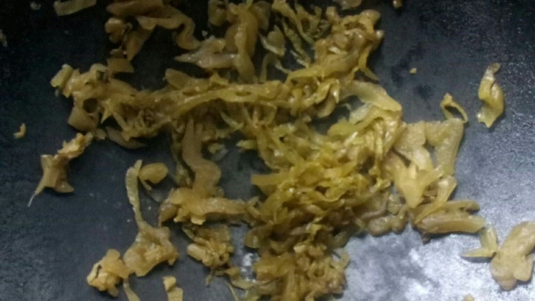 乌鱼花汤锅,把南、北酸菜分别大火炒一下,去亚硝酸盐。