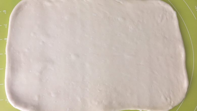 手揉可颂牛角包,将面团揉均匀,揉面垫上撒点干粉,擀成长方形,之后入冰箱冷冻20分钟