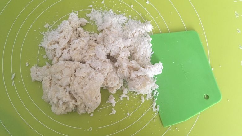 手揉可颂牛角包,之后将和好的面团倒在揉面垫上