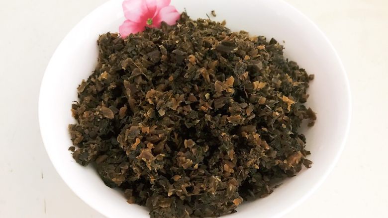 芽菜肉末炒饭,把洗好的芽菜捞出来，沥干水份