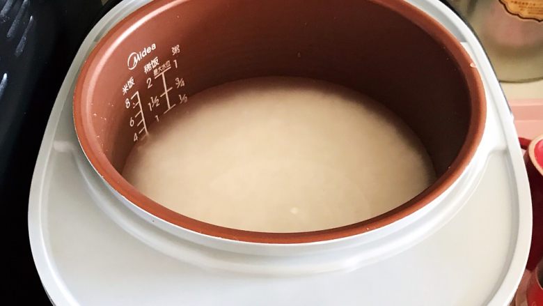 芽菜肉末炒饭,把陶好的大米放入电饭锅,加入适量冷水