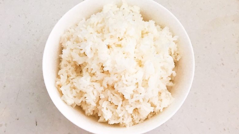 芽菜肉末炒饭,盛出一碗备用