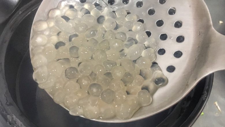 宝宝辅食18M➕芒果西米露,用漏勺捞出西米,倒入冷食用水中清洗,再过滤出来,西米就做好了。