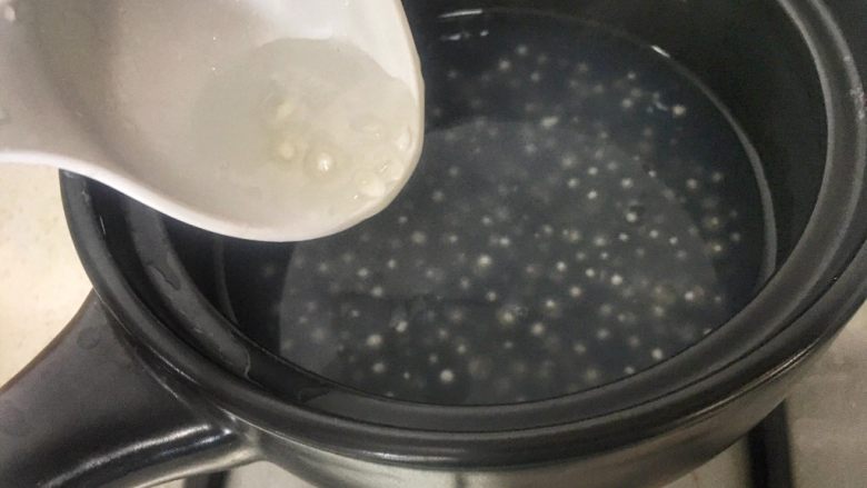 宝宝辅食18M➕芒果西米露,煮到西米还留有一点白芯,就可以关火,盖上锅盖焖10分钟左右,直到西米完全变透明。(煮西米的水一定要足够,否则容易煮成糊糊,并且要边煮边时不时搅拌)