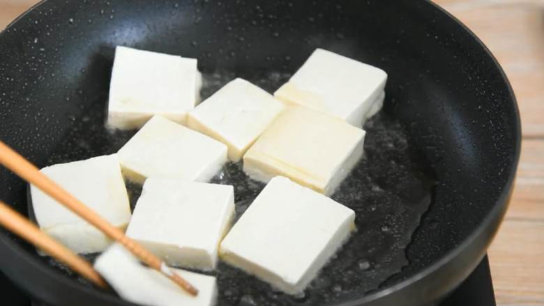 酱烧豆腐—荤素搭配,好吃不贵,2勺油烧热,煎豆腐。