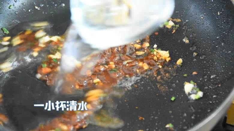酱烧豆腐—荤素搭配,好吃不贵,倒入1小杯清水,烧开。