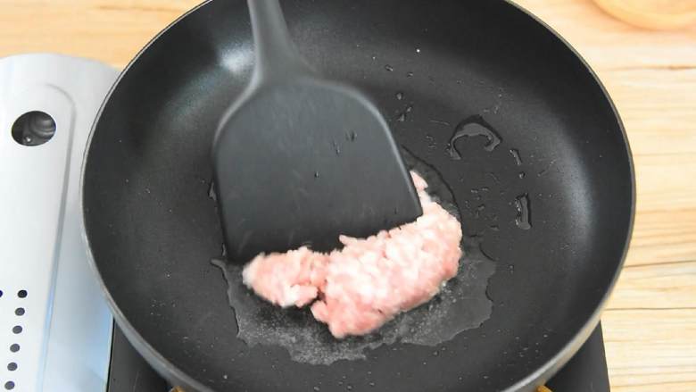 酱烧豆腐—荤素搭配,好吃不贵,油温6成热入肉末炒散。