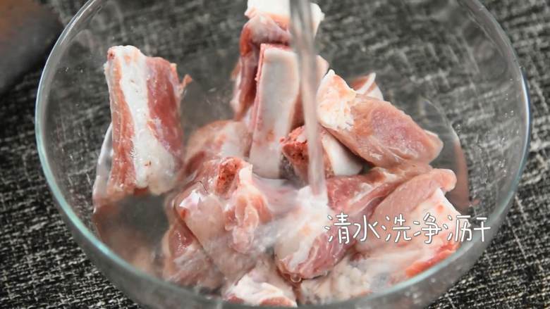 懒人版糖醋排骨—这么做简单粗暴,想要偷懒的时候试试看,排骨清水洗净,沥干。