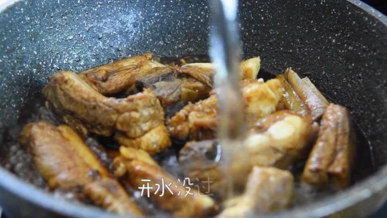 懒人版糖醋排骨—这么做简单粗暴,想要偷懒的时候试试看,开水没过排骨。