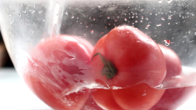 西红柿炖牛腩,<a style='color:red;display:inline-block;' href='/shicai/ 3551'>西红柿</a>底部用刀划十字,用开水烫几分钟。