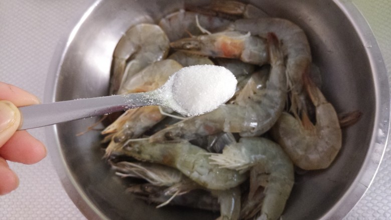 虾粥煲,然后腌一下,先放一勺盐
