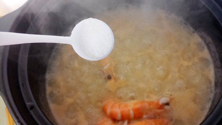 虾粥煲,把米煮至软烂,然后加一勺盐