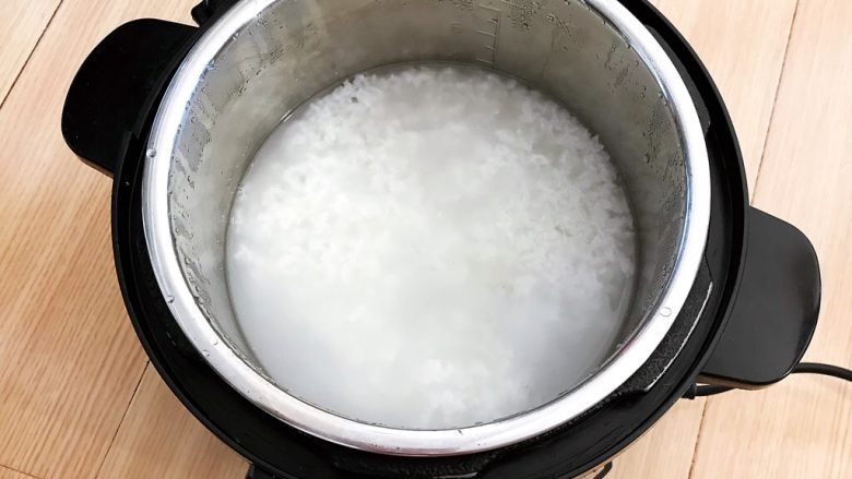 芽菜肉末粥,白粥煮好了,浓稠软糯