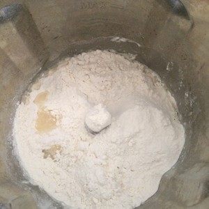 披萨披萨【GOURMETmaxx西式厨师机版】,1. 安装搅拌刀,把材料全部倒入杯内,设置时间3分钟,速度1档