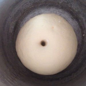 披萨披萨【GOURMETmaxx西式厨师机版】,3. 沾粉戳洞不回缩,排气揉两下擀薄成烤盘大小的面皮