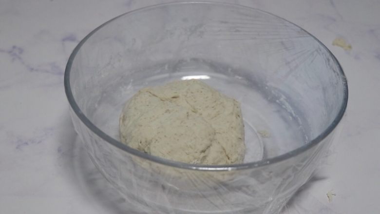 免揉乡村欧包,用刮刀搅拌按压,直到没有干粉,成团即可,盖保鲜膜室温放置约半小时,放冰箱冷藏一夜,我冷藏了差不多12小时
