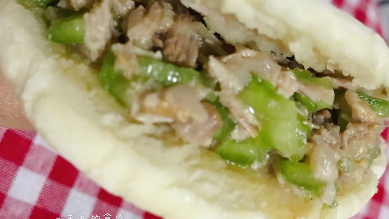 一天家双色凉皮➕肉夹馍🥙,再浇上点儿肉汁,开动!
我们家大闺女吃了一盘子凉皮➕两个肉夹馍🥙