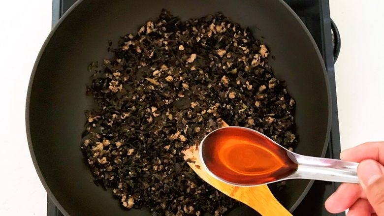 芽菜肉末炒饭,加入热米饭,翻炒均匀