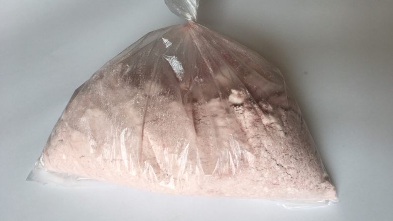 咸香麻薯小面包,剩下所有粉类装进保鲜袋内,摇晃混合均匀