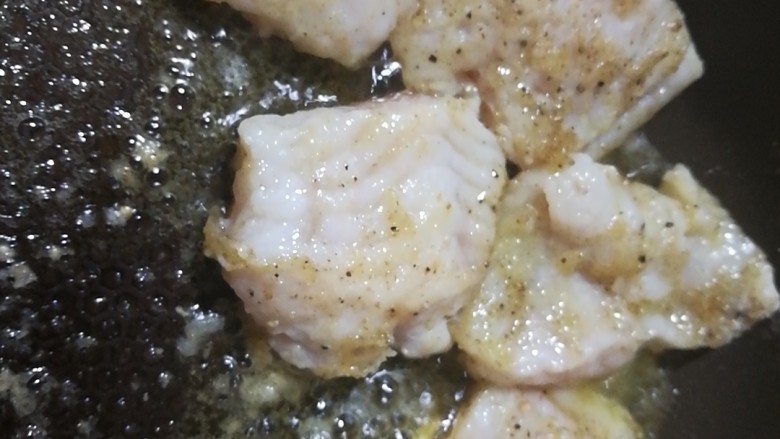 了不起的小番茄+番茄杂蔬龙利鱼,改中小火,煎至两面微黄,起锅