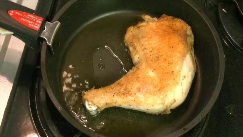 日式烤鸡腿饭,放入锅中微炸,不用完全煎熟,表面微黄即可