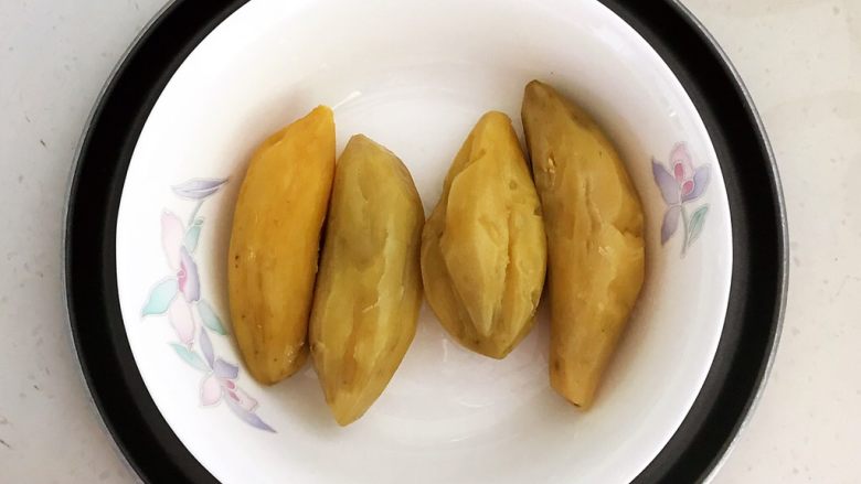 美味小零食 无油版红薯椰香小方,把蒸熟的红薯取出来,放入一个大碗里