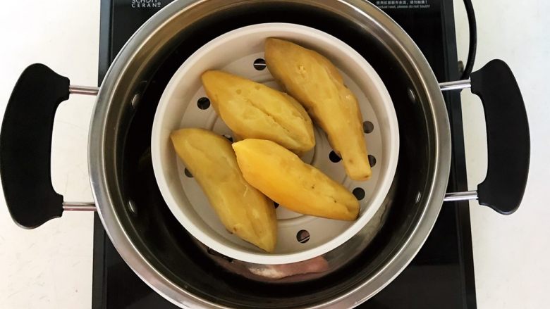 美味小零食 无油版红薯椰香小方,红薯蒸熟了