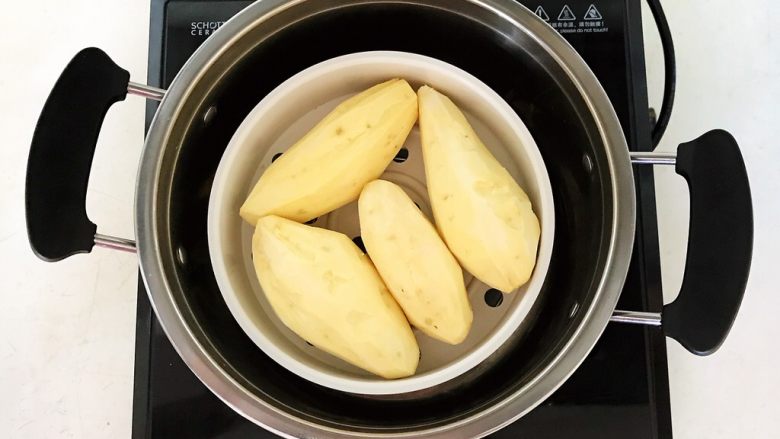 美味小零食 无油版红薯椰香小方,把削皮红薯放入蒸锅里