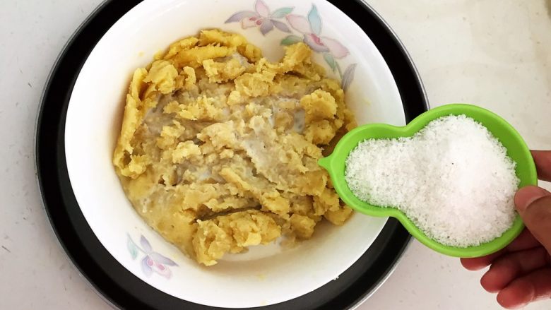 美味小零食 无油版红薯椰香小方,加入30克椰蓉