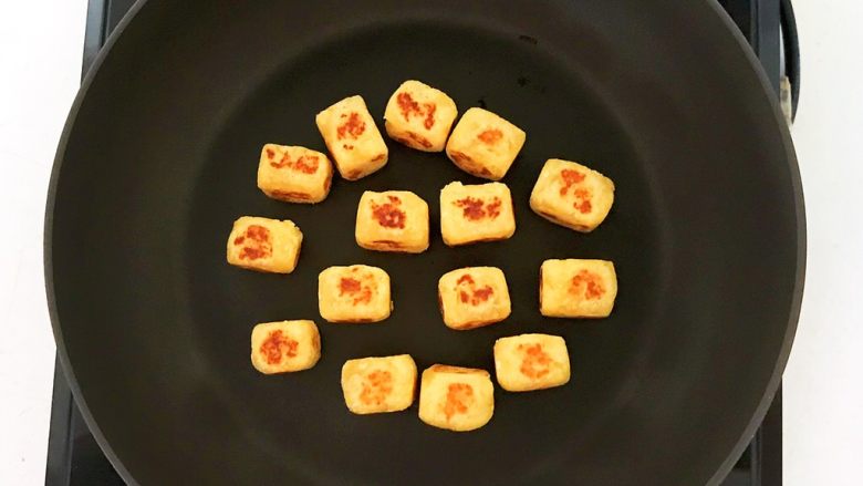美味小零食 无油版红薯椰香小方,红薯椰蓉小方烙好了