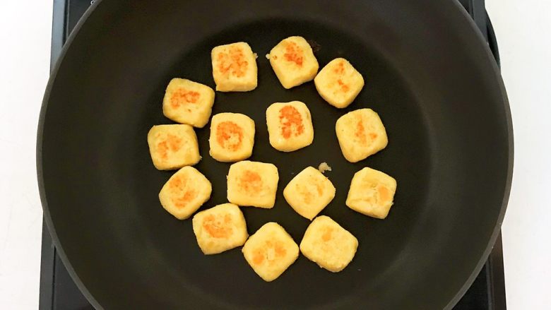 美味小零食 无油版红薯椰香小方,烙制一面金黄即可翻面,要把红薯饼的6个面都烙制金黄
