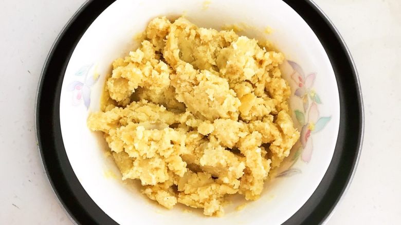 美味小零食 无油版红薯椰香小方,充分调匀